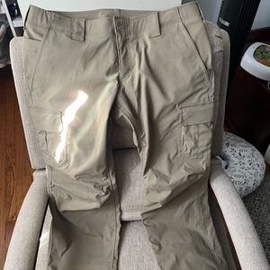 Women’s size 16 under Armour storm tactical pants. New without tags.